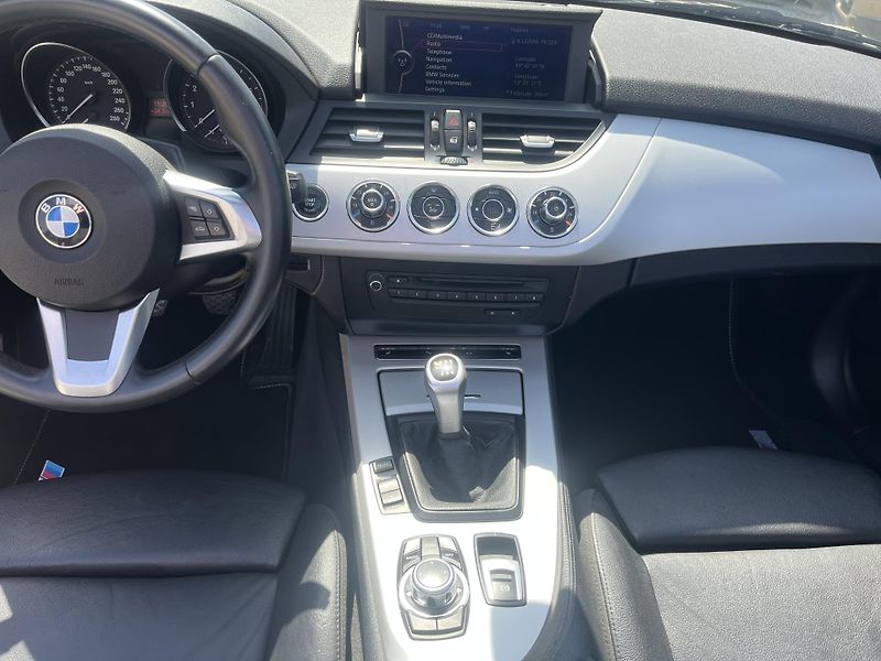 BMW Z4 (2009) 3.0i 190kw Kabrio REZERVACE - fotka 24 z 28