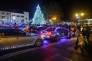 Auta svítící jako vánoční stromečky projela jižním Plzeňskem pro dobrou věc.