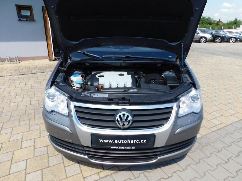 Volkswagen Touran (2009) 1.9 TDi DSG - fotka 22 z 31