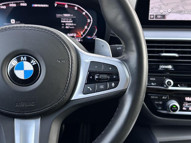 BMW Řada 5 M550i xDrive - fotka 12 z 26