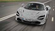 McLaren ukázal testovací mulu supersportu s volantem uprostřed.