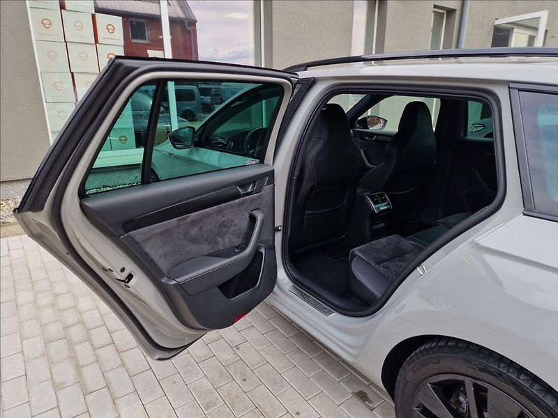 Škoda Superb 2.0TDI 140kW DSG SportLine ,ČR - fotka 18 z 50
