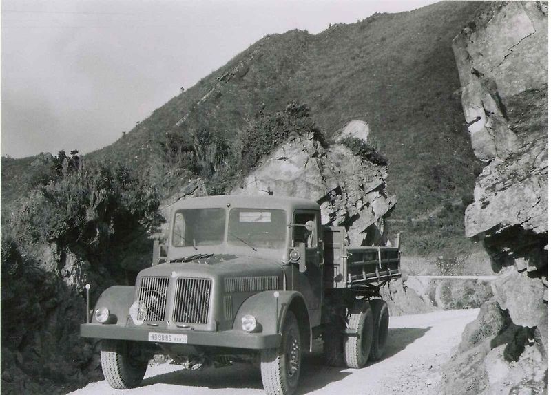 Tatra 111 ve válečné (vlevo) i poválečné verzi