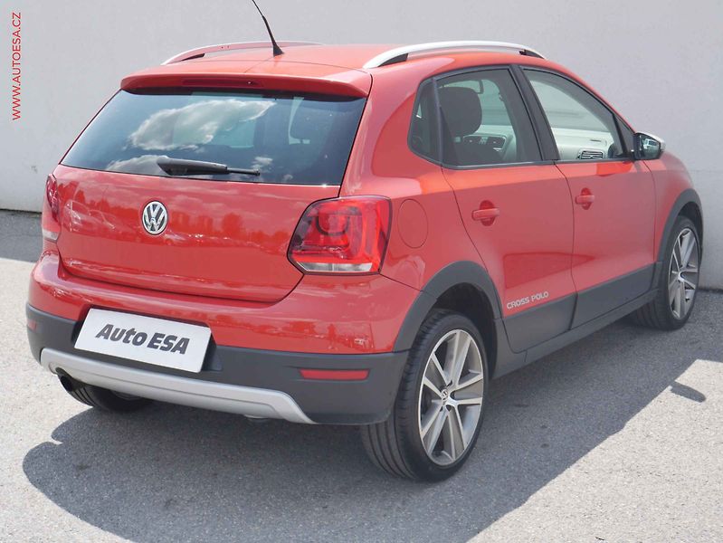 Volkswagen Polo (2011) 1.2TSi Cross, AC, výhřev sed - fotka 4 z 13