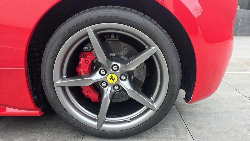 Ferrari 488 (2016) jako nové plný servis ZÁRUKA - fotka 16 z 16