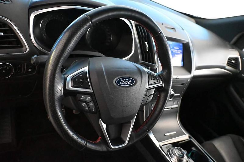 Ford Edge (2019) 2.0 ST-LINE 4x4 175KW LED ACC - fotka 13 z 48