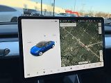 Tesla Model 3 soustředí řadu funkcí do velkého centrálního displeje. Právě ovládání podobného menu řešil i německý soud.