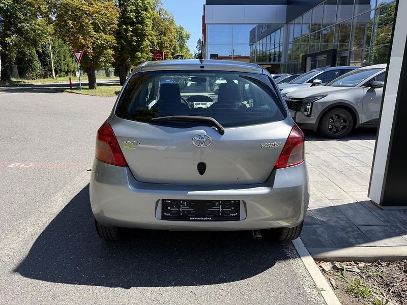 Toyota Yaris 1.3i - fotka 8 z 9
