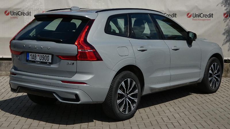 Volvo XC60 B4 mHEV AWD Plus Dark - fotka 3 z 22