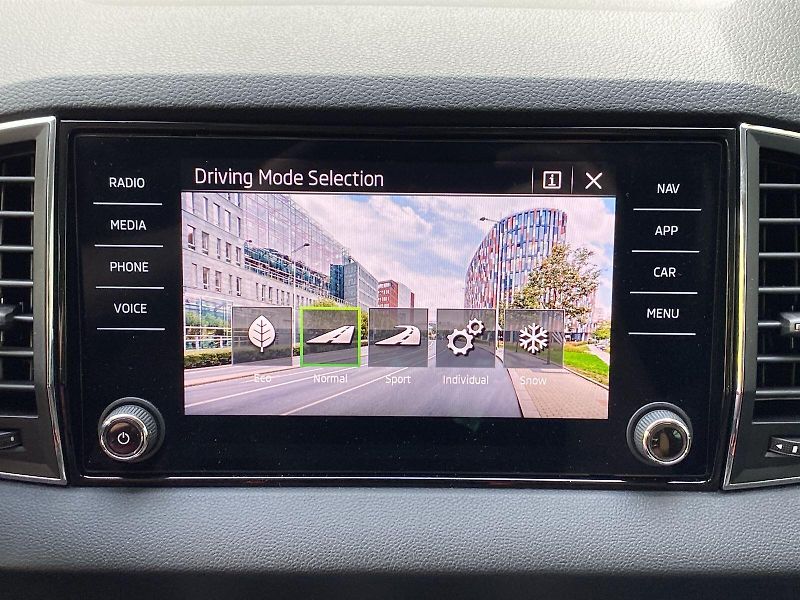 Škoda Karoq (2023) 2.0 TDI 4x4 DSG Style Plus - fotka 16 z 35
