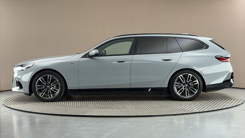 BMW i5 40 AUT eDrive M-paket Touring - fotka 4 z 33