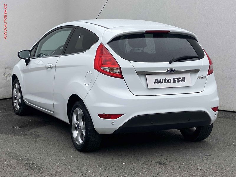 Ford Fiesta (2011) 1.4i, Titanium, park. čidla - fotka 6 z 15