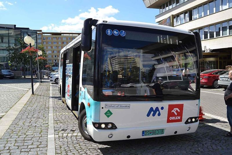 Autobus na vodíkový pohon v Mostě. Pohled z přední strany.