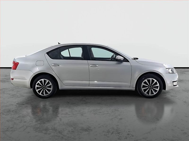 Škoda Octavia (2014) 1.2 TSI, Navi, Park. senzory - fotka 6 z 19