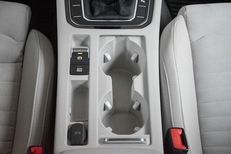 Volkswagen Passat 2.0 TDI ELEGANCE*ACC*ČR*1.MAJ - fotka 21 z 40