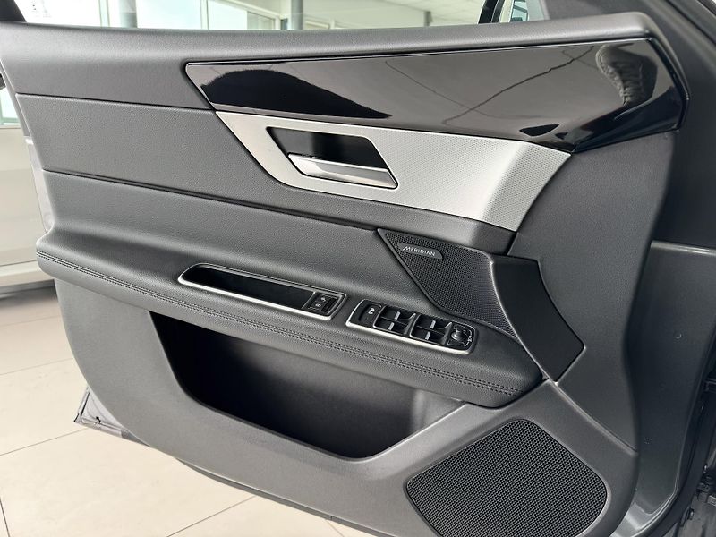 Jaguar XF 20d Prestige*Kamera*Meridian - fotka 28 z 35