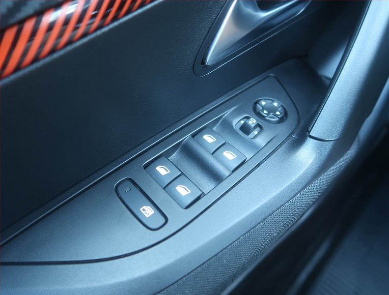 Peugeot 2008 (2022) Active 1.2 PureTech - fotka 15 z 15