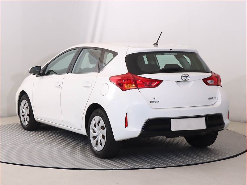 Toyota Auris (2013) 1.3 Dual VVT-i, Park. senzory - fotka 4 z 15
