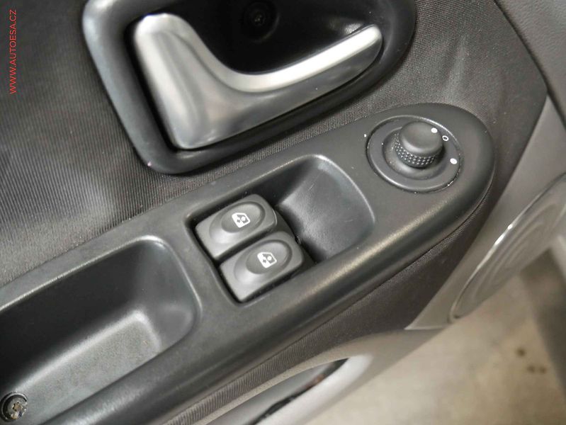 Renault Thalia (2011) 1.2 i, ČR, AC, park.asist - fotka 16 z 17