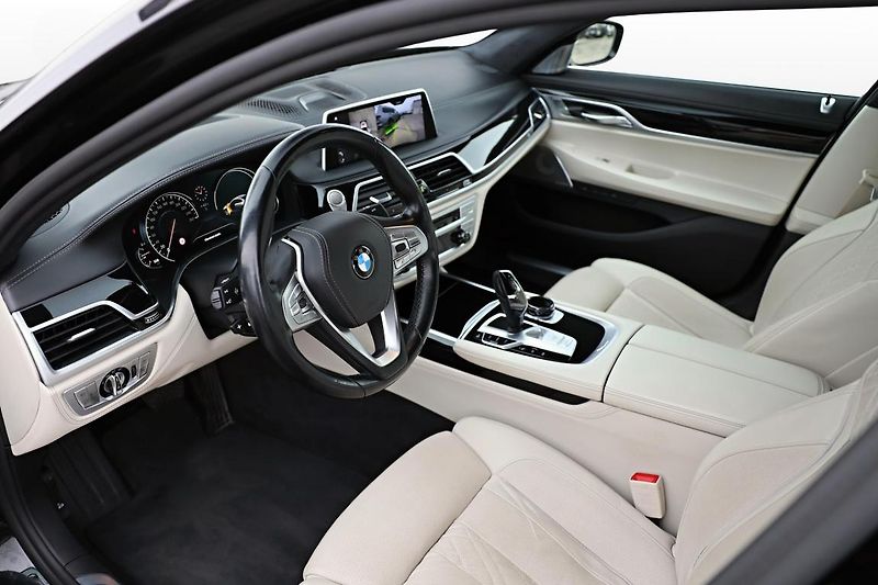 BMW Řada 7 750Li xDrive - fotka 8 z 17