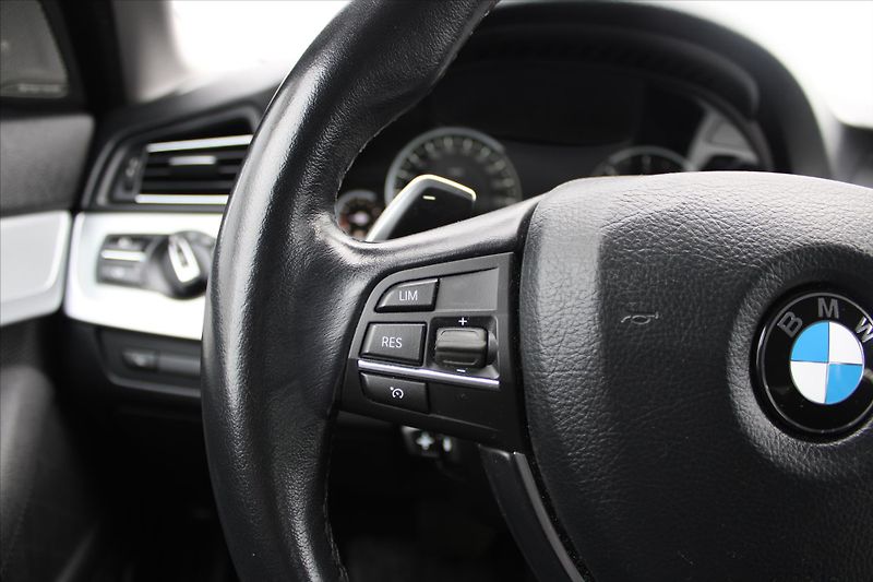 BMW Řada 5 530d xDrive NAVI SERVIS.KN. ČR - fotka 15 z 26
