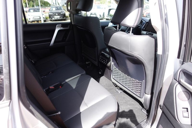 Toyota Land Cruiser 2.8 D-4D Executive Family 7mís - fotka 15 z 38