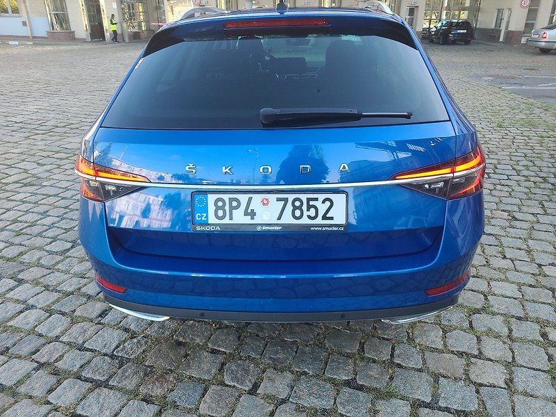 Škoda Superb Combi 2.0 TDI DSG - fotka 33 z 69