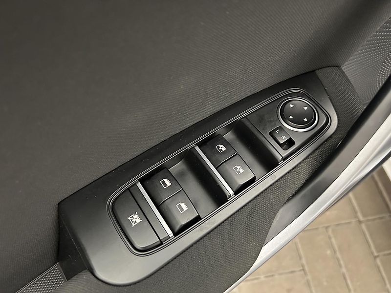 Kia Ceed 1.5 T-GDI SPIN - fotka 8 z 23