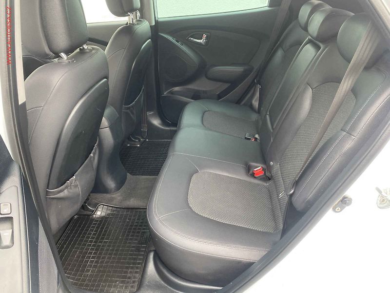 Hyundai ix35 (2010) 2.0 i 4WD, ČR, AC, TZ, park - fotka 10 z 16