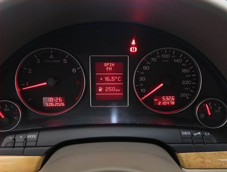 Audi A4 (2005) 2.0, po STK, Tažné, rezervace - fotka 11 z 13