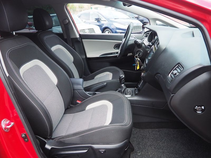 Kia Ceed (2018) 1.6 CRDi, 100 kW, 1. Maj ČR - fotka 18 z 43