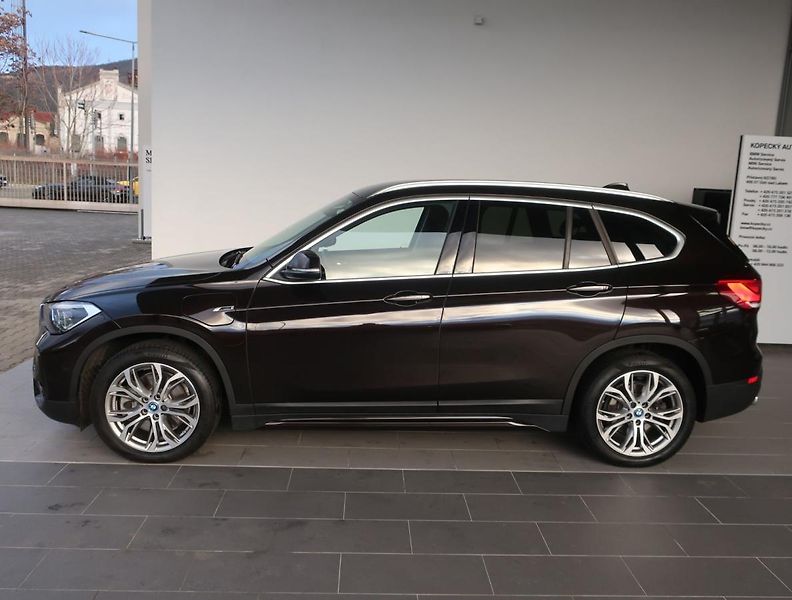 BMW X1 (2022) xDrive25e Sport Line - fotka 4 z 19