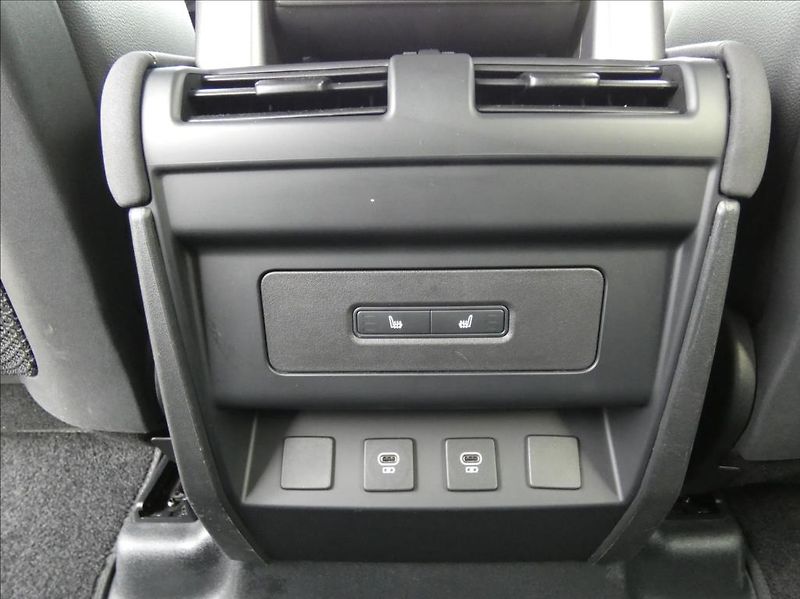 Land Rover Defender 3,0 D300 110 SE,1.maj,ČR,DPH - fotka 19 z 35