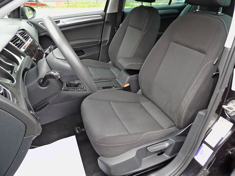 Volkswagen Golf 1.6TDI 85kW DSG Navi PDC - fotka 19 z 29