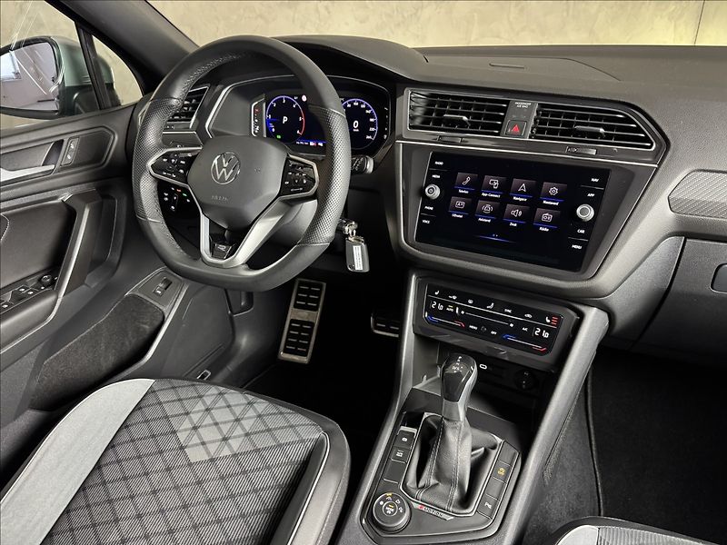 Volkswagen Tiguan Allspace 2,0 TDi  DSG 4x4 R-Line Matrix - fotka 18 z 45