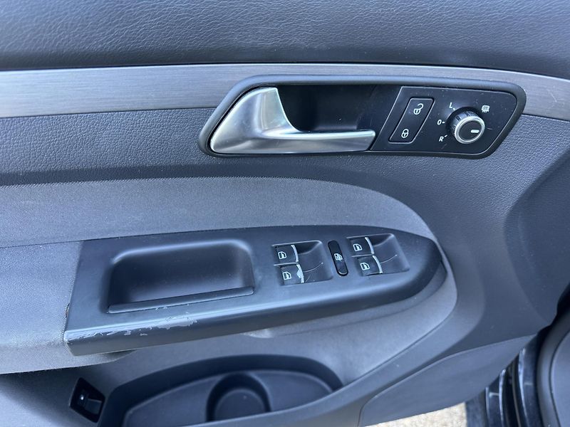 Volkswagen Touran 1.4 TSI ZARUKA NA KM - fotka 9 z 11