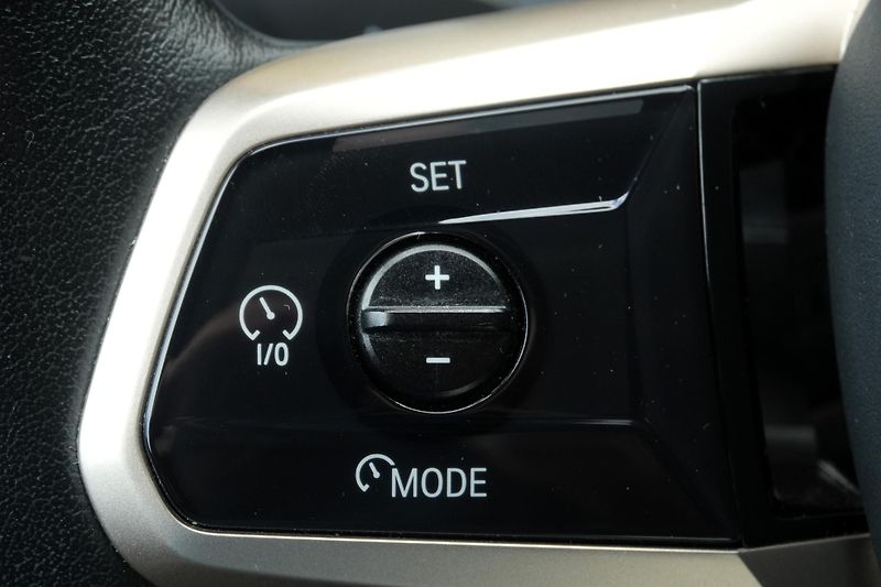 BMW iX 40, SoH 96,8%, SkyLounge,Tažné - fotka 13 z 37