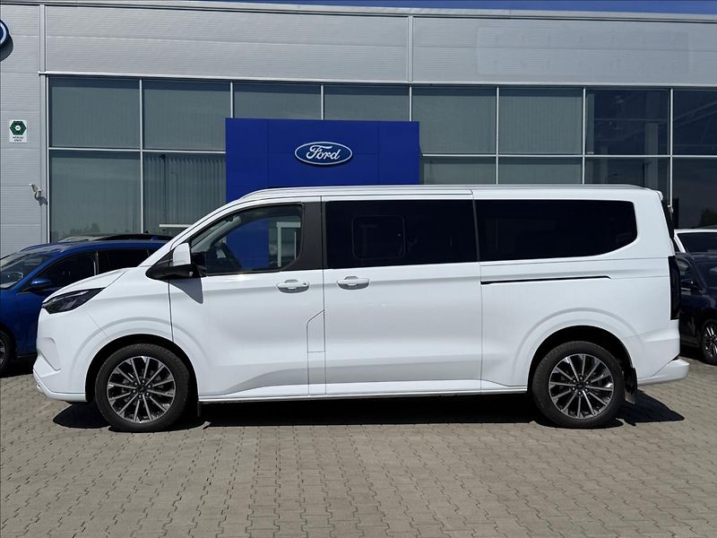 Ford Tourneo Custom 2,5 PHEV 171 kW Titanium L2 - fotka 2 z 26