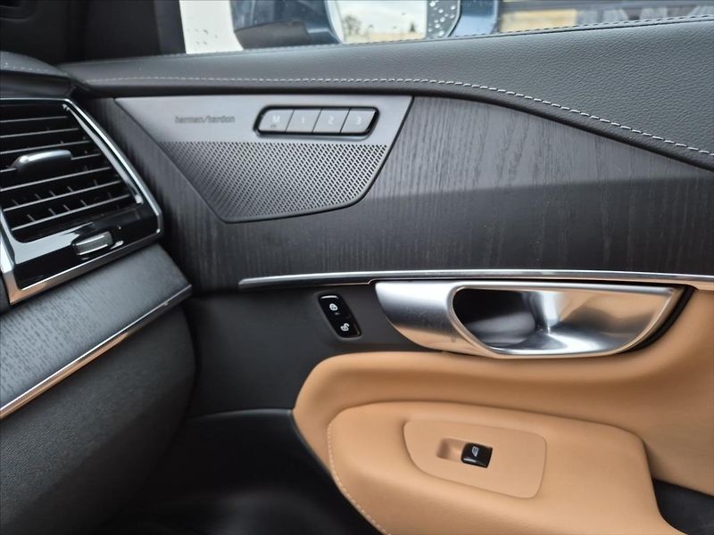 Volvo XC90 2,0 B5 AWD diesel Plus Bright - fotka 18 z 18