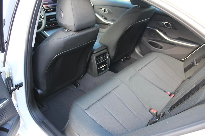 BMW Řada 3 320i sedan - fotka 10 z 14