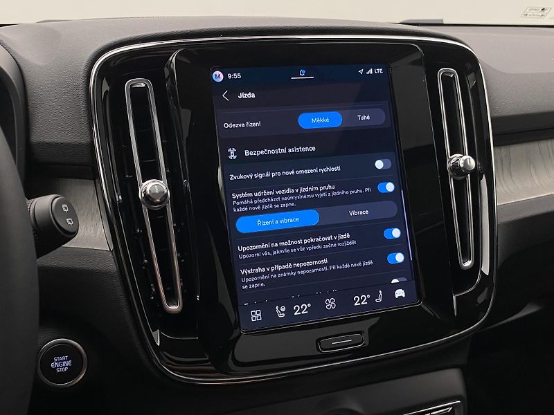 Volvo XC40 (2026) B4 AUT DARK PLUS - fotka 49 z 65