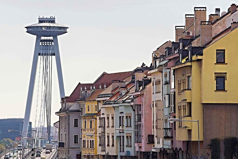 Most Slovenského národního povstání je dominantou Bratislav. Vévodí mu restaurace na hlavici pylonu ve výšce 85 metrů, která dnes nese název UFO. Je spojená s vyhlídkovou plošinou, z níž je za dobré viditelnosti možné dohlédnout až sto kilometrů daleko.