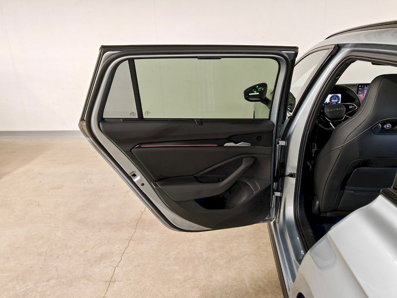 Škoda Superb (2025) Combi 2.0 TSI 195 kW DSG 4x4 S - fotka 27 z 36