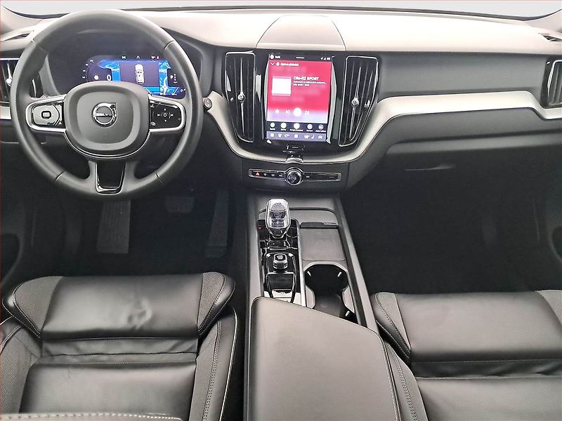 Volvo XC60 (2023) B4 AWD - fotka 8 z 17