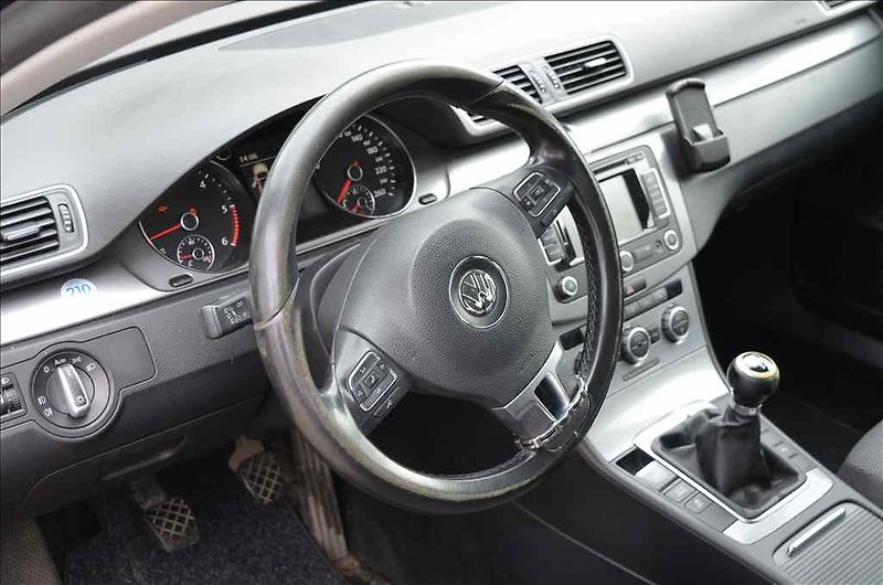 Volkswagen Passat (2012) VARIANT 1,6 TDI - fotka 25 z 35