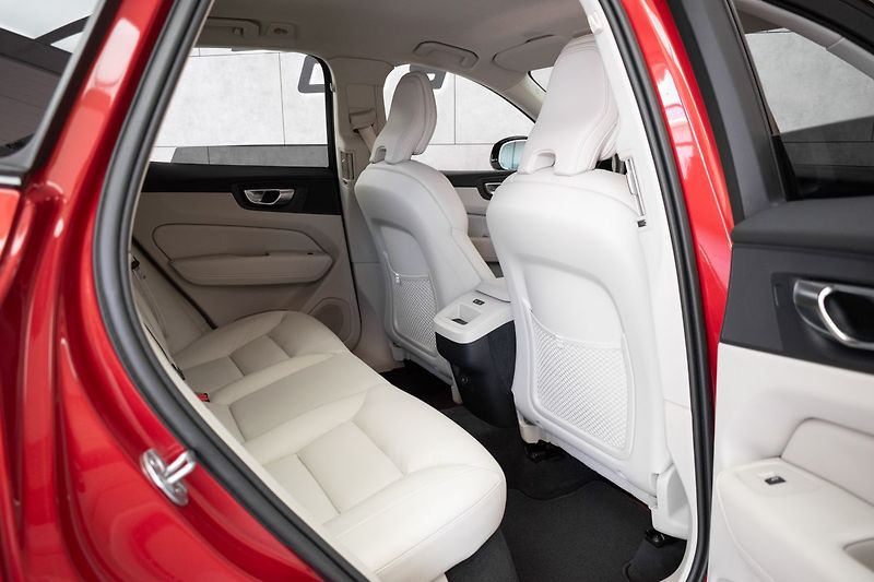 Volvo XC60 B5 184kW DARK PLUS*DPH*ČR 1.M* - fotka 14 z 39
