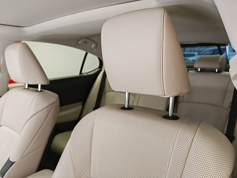 Lexus ES 300h Prestige Plus - fotka 18 z 49