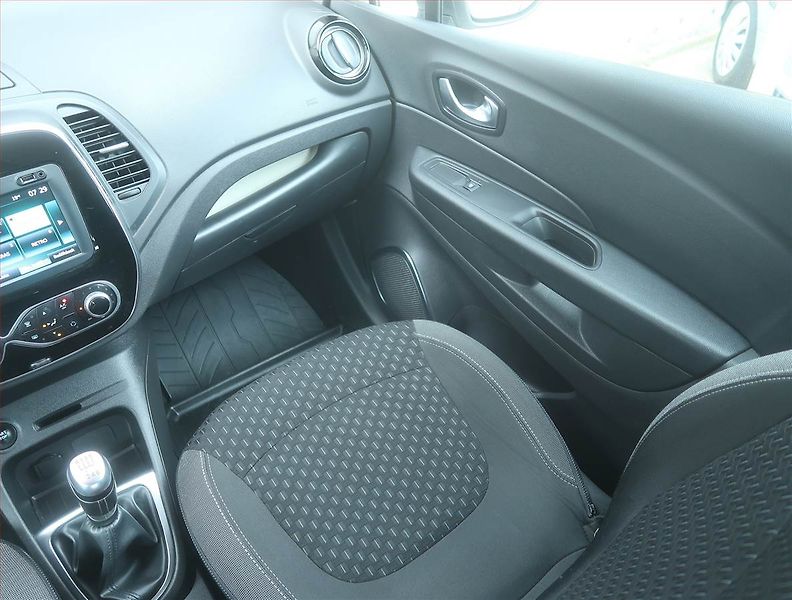 Renault Captur (2019) 1.3 TCe, Serv.kniha, Navi - fotka 8 z 16