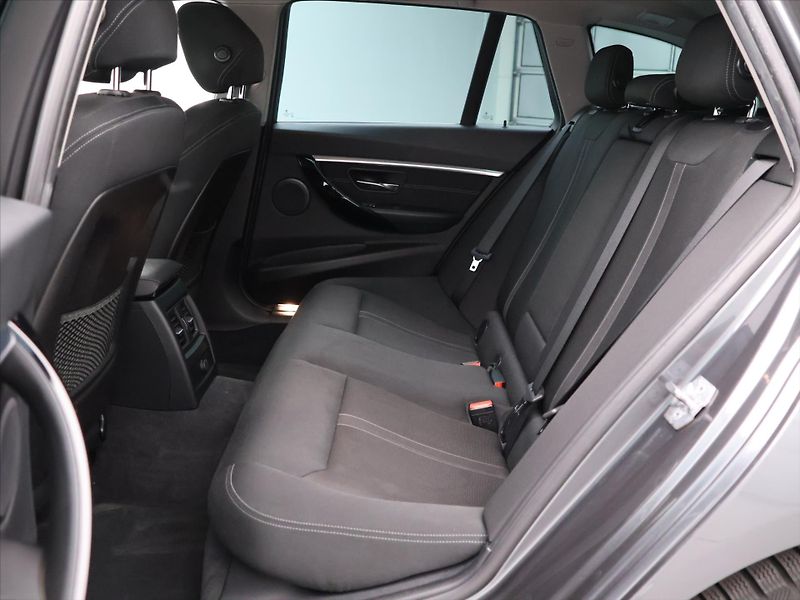 BMW Řada 3 2,0 320d xDrive 140kW Sport - fotka 14 z 29