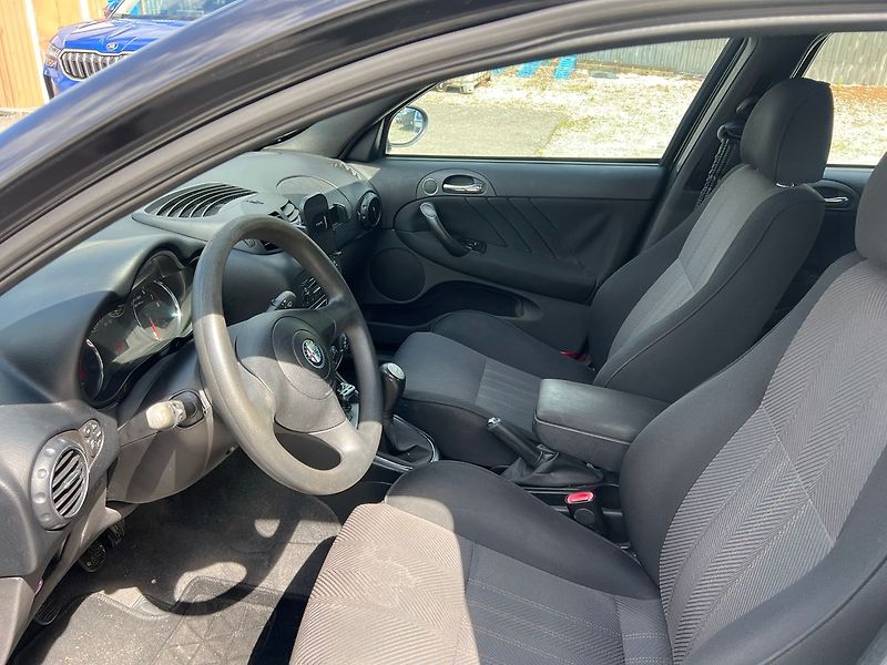 Alfa Romeo 147 1,6 16 V - fotka 6 z 15